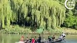 一群男子划龙舟备战端午龙舟赛，下一秒直接划入水里，网友：这是把龙舟当潜水艇？