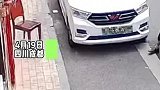 四川成都：男子一大早骑电车，偷走火锅店两箱青蛙