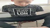励志的无臂男和袖珍女，在用脚剥蒜，网友：实在是太厉害了！