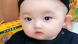 萌宝这是看见什么了，这呆萌的小眼神真是太可爱了！