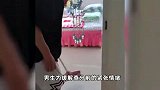 男生怕考砸被骂查分前挨个打扫房间：改变不了成绩就改变父母情绪