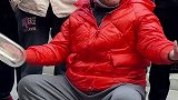 大爷果然不是凡人，这100块钱买了个老尿壶，比不了比不了豪横大爷 玩收藏上域鉴 民俗