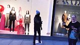 男子伪装成假人在路边恶搞路人，路人纷纷被吓到
