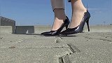 时尚高跟鞋：穿高跟鞋上下台阶，这是在干嘛？