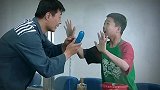 男人看到小孩心疼不已，谁知一开口说话，吓得男孩痛哭流涕！