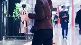 小姐姐看起来很眼熟，应该是一位网红吧，成都街拍