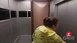 电梯里停着一副棺材，妹子怎么都打不开门，真搞笑！
