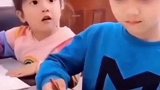 哥哥写作业被批，妹妹神补刀拯救