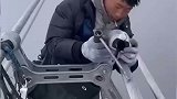 高空工作人，大雾天里的电力工人