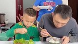 儿子吃饭挑食不吃青菜，打不得骂不得，只好委屈孩儿他爹了！