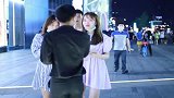街头整蛊美女，小哥哥突然跑过来要抱抱，妹子瞬间愣了，尴尬！