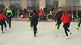 最新广场舞视频大全-20190414-村民在广场上现场对跳起超火的鬼步舞，舞姿帅气，舞步欢快
