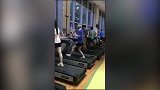 光摆臂不动腿 大爷您这跑步机使得真销魂