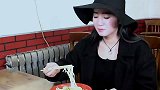 男子在饭店遭遇不公平待遇，质问老板，结局好搞笑
