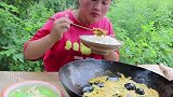 胖妹用3斤石头炒鸡蛋，香辣又解馋，就是有点硬