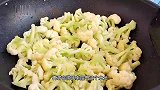 干锅花菜想要好吃，你就像我这样做，简单好吃又下饭，太香了