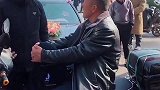 狗子：说好的出去遛弯，怎么就变成了免费的航班