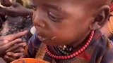 这既是非洲原始部落，看孩子喝的水，我沉默了！