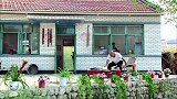女人当官：混混承诺要包地，非要亲家母拿钱，不料她早跑了