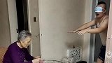孙子逗奶奶笑，奶奶眼疾手快的动作，一旦也不像八十岁的人！