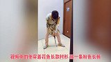 任豪小朋友式的娱乐方式，用折扇和矿泉水练习打高尔夫