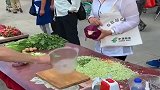 当阿姨亮出包的那一刻，路人都看愣了，亿万富翁这么低调