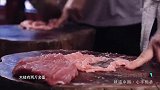 味道中国：太平肉燕制作第一步，用2斤重的木槌，将猪肉敲打成泥