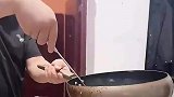 男子倒油面目狰狞，一旁的人都看不下去了
