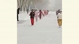硬核大妈的迷惑操作，你们是真的会玩