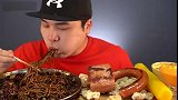 随心吃美食：吃美味黑豆面条 火腿肠