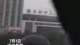 辽宁阜新：暴雨过后，男子同时背两人趟水过马路，东北纯爷们