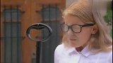 国外恶搞，不小心把生发素喷到了脸上，小美女瞬间变成了小毛孩
