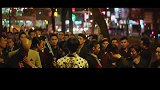 两大社团街头打架，身上不绑红绳子，根本认不出来谁是谁