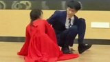 女生台上表演舞蹈，和主持人发生“碰撞