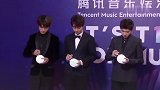 音乐盛典：tfboys在球上签名，主持人调侃王俊凯能量太强大