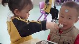 小男孩第一次上幼儿园哭着找奶奶，小女孩举动太暖了！