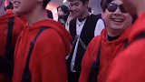 易烊千玺 蹦蹦跳跳默默蹭鞋底的千千也太可爱了！