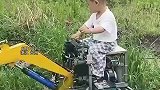 发明老爸为孩子自制迷你版挖掘机，羡慕这个儿子