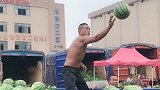 牛人！90后水果装卸工单手接西瓜，网友：被西瓜耽误的篮球高手