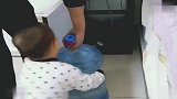 儿子给爸爸帮忙抬水，那肯定是越帮越忙了，可老公从来不会拒绝他