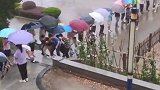 天降暴雨，吃饭的同学回不来了，高年级的孩子们筑起一座爱心伞桥好有爱！