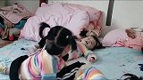妈妈俩胎生了四个女儿，这下奶奶再也不催着生男孩了，太累了