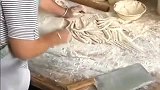陕西面馆阿姨切面条，网友：阿姨你的刀法能外传的吗