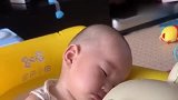 小宝宝坐在自己的沙发上，最后居然睡着了这模样让人心都萌翻了