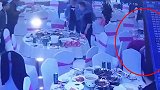 新娘在婚礼上做异常举动被监控拍下 女孩看完报警了