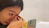 1岁萌娃第一次看到小姨摘隐形眼镜被吓呆