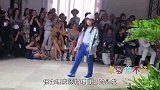 王菲女儿李嫣久违现身做头发，唇部手术痕迹明显，14岁身材超棒