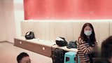于正一屁股坐塌椅子 满脸疑惑吓成表情包 委屈自曝体重证清白