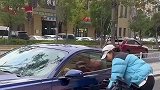 小姐姐准备公路骑行，将自行车放在跑车上！太懂生活了！