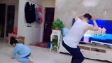 父女俩一起跳舞，爸爸就记住顶飞
